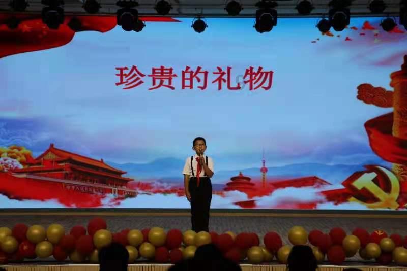 被戴绿帽、丈夫养私生子、妹妹花钱买命，英国女王的一生多不易？